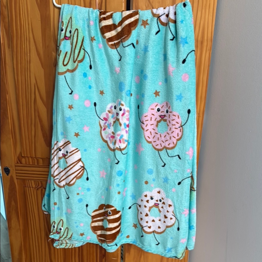DONUT-DREAMS PLUSH BLANKET TURQUOISE PINK SUPER SOFT DONUT INSPIRED DESIGN